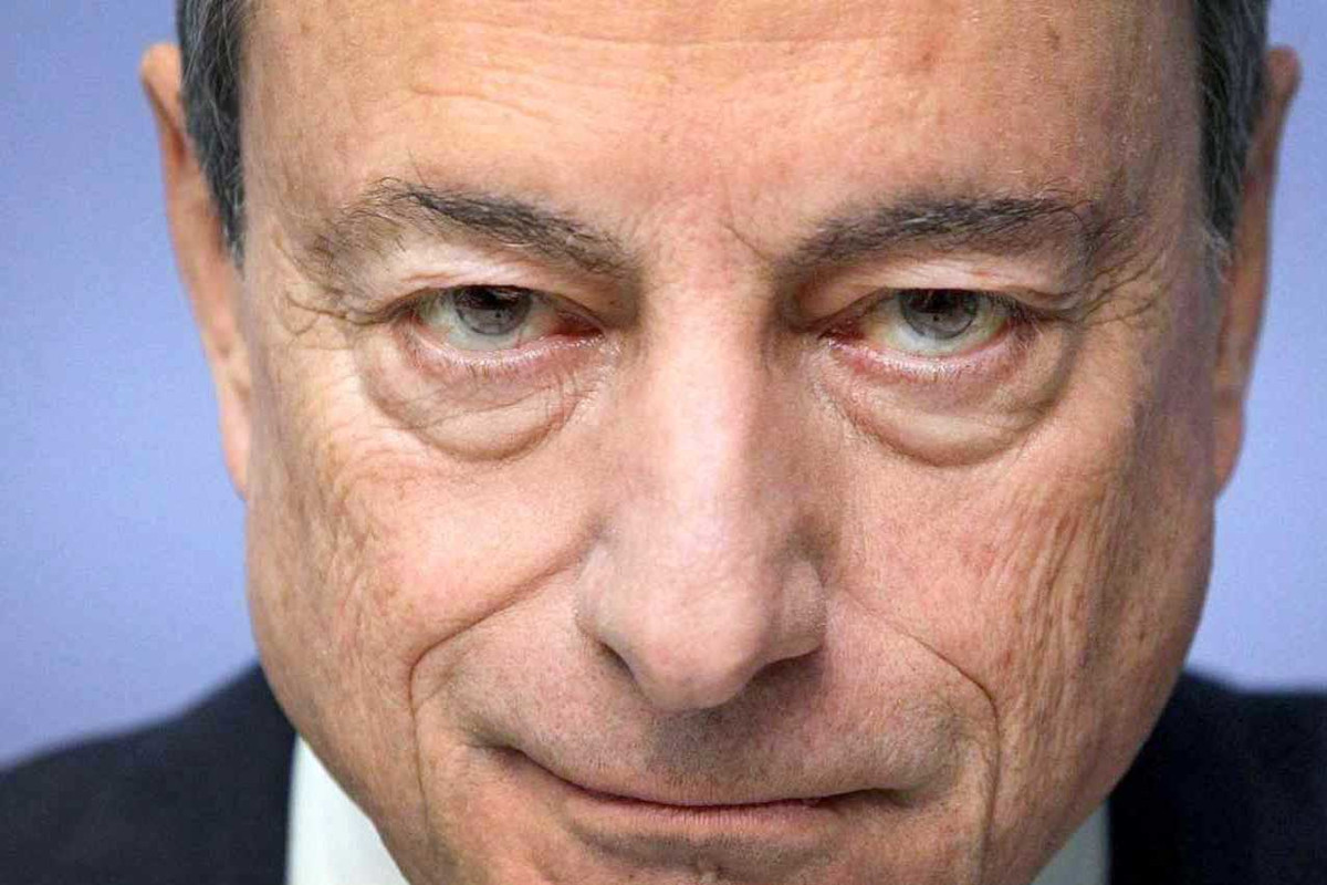 Mario Draghi sguardo in primo piano