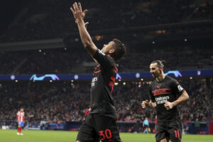 Messias esulta con Ibrahimovic la rete che regala il successo del Milan in Champions