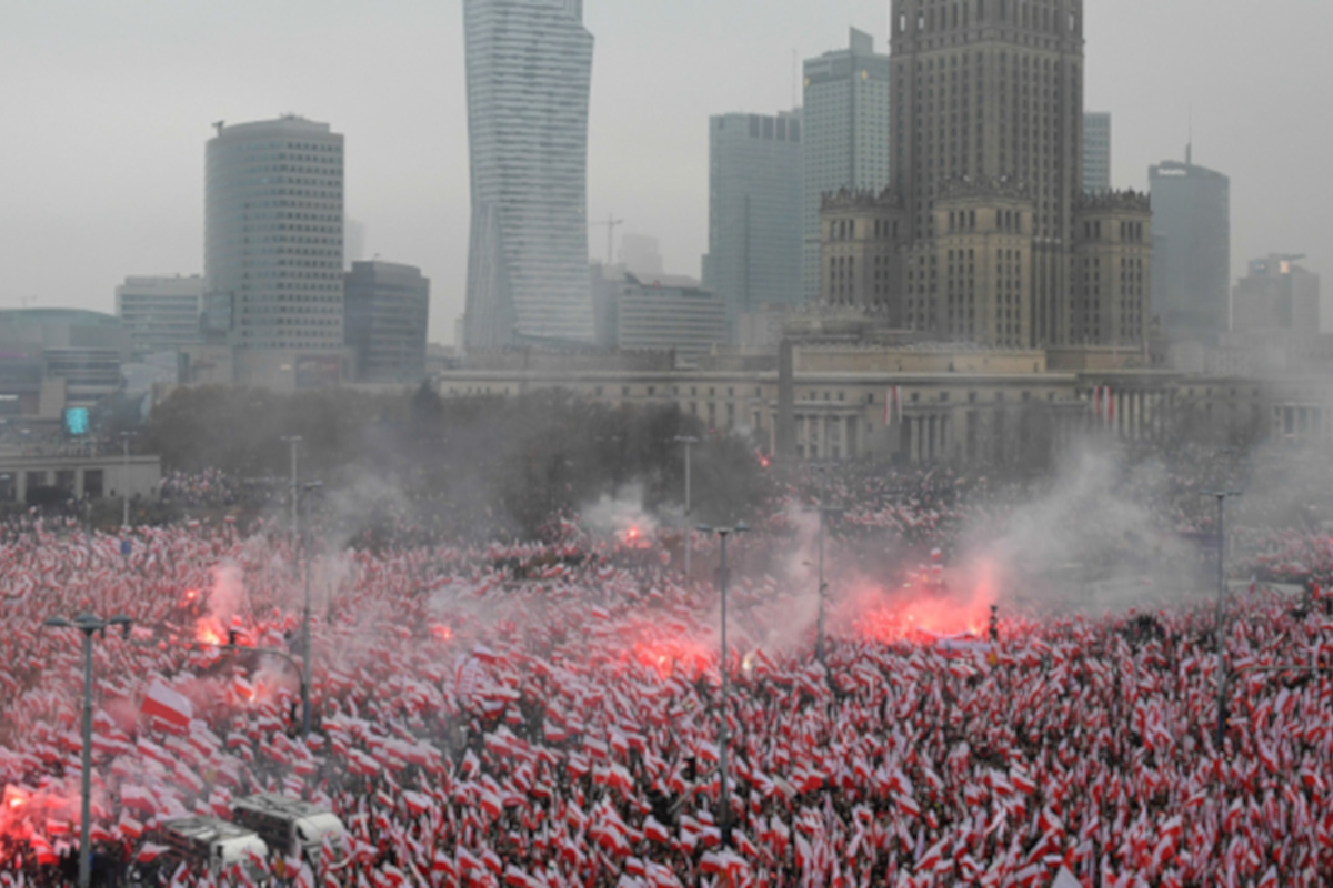 bandiere e folla per la Festa dell'Indipendenza in Polonia
