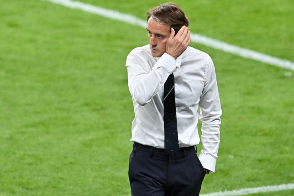 Roberto Mancini in un momento di tensione sulla panchina della Nazionale Italiana
