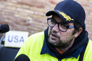 Stefano Puzzer con tavolino in piazza del Popolo a Roma