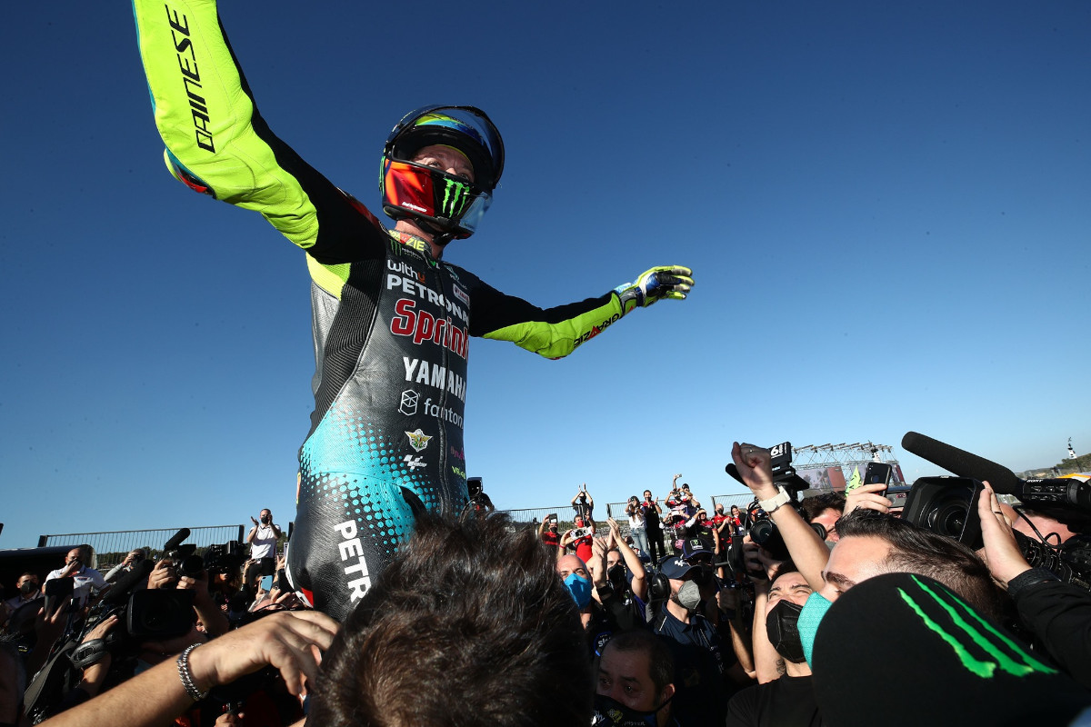 Valentino Rossi celebrato dai tifosi al termine della sua ultima gara della carriera