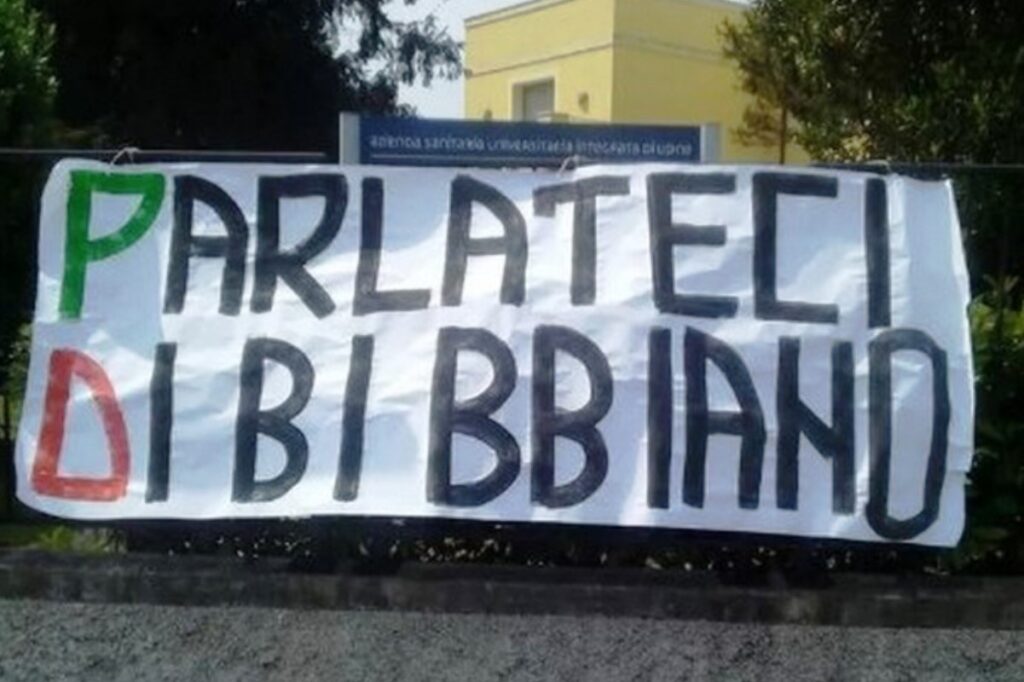 Striscione su Bibbiano