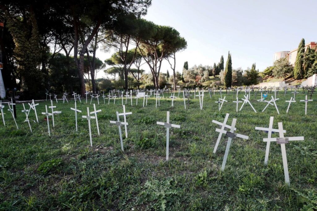 feti sepolti, cimitero Flaminio croci bianche sopra piccole sepolture,