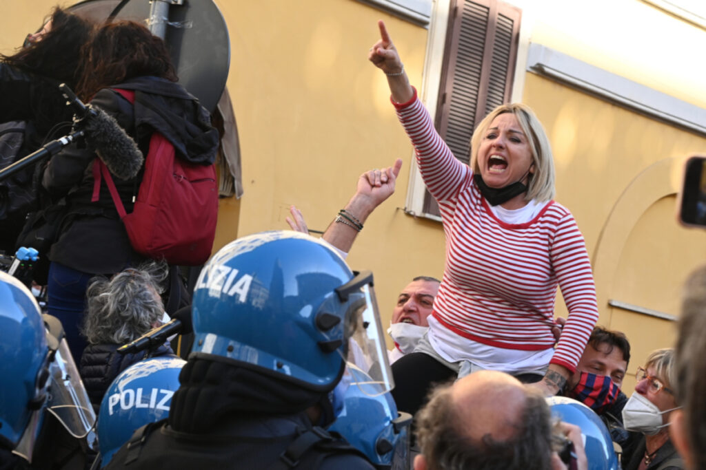 Donna che urla contro la polizia