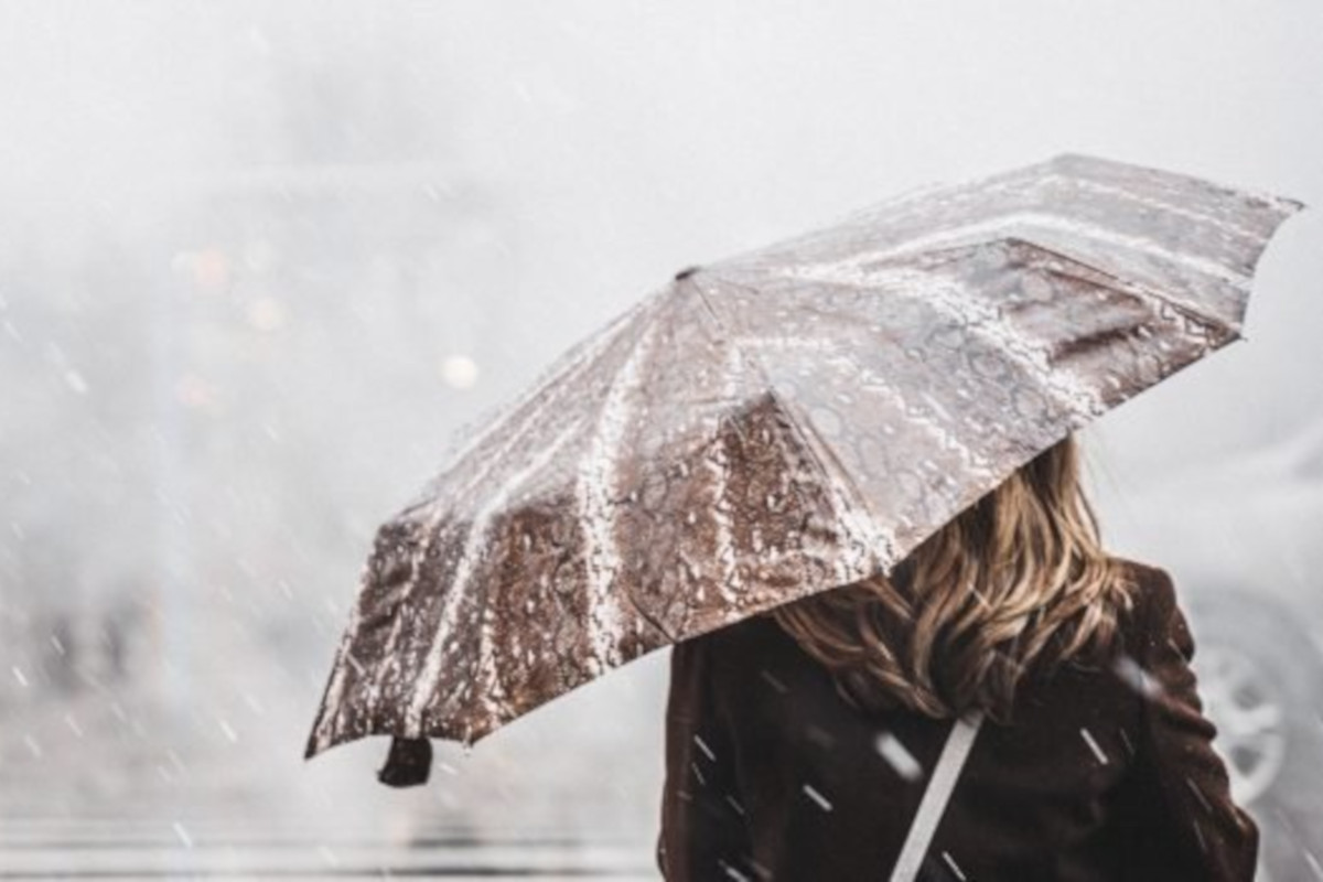 pioggia maltempo, donna con ombrello