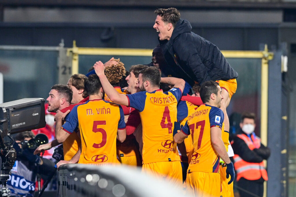 La gioia dei tifosi della Roma al Gewiss Stadium di Bergamo: la Roma batte 1-4 l'Atalanta