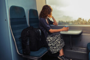 donna in treno, vagoni per donne