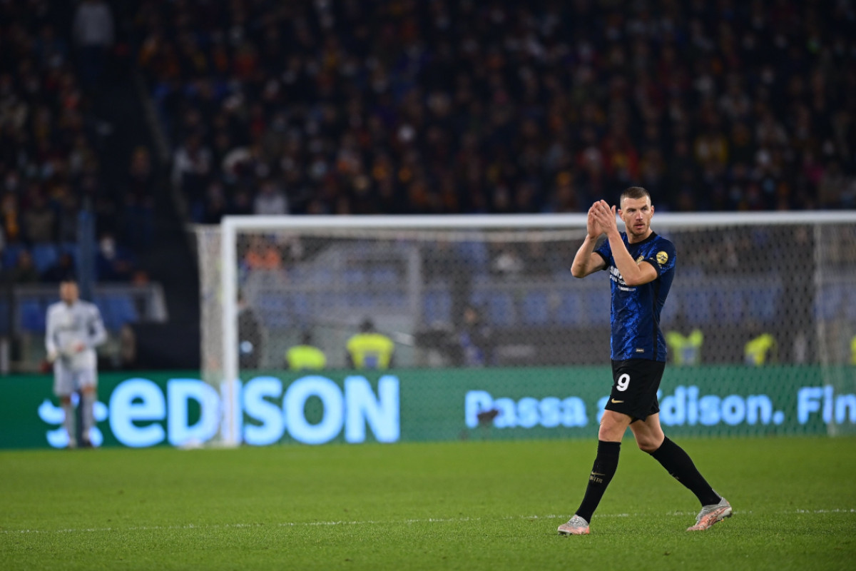 Edin Dzeko mentre esce dal campo durante la partita Inter-Roma: il bosniaco ha realizzato un gol contro la sua ex squadra