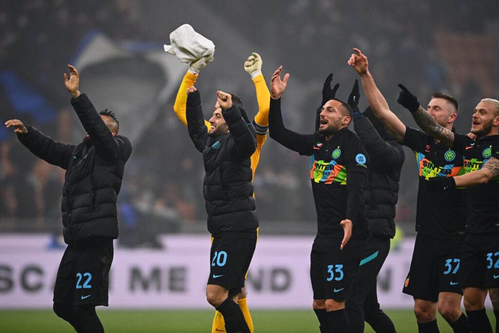 I giocatori dell’inter festeggiano con la curva la vittoria nell’ultima partita prima della sosta natalizia: nerazzurri al comando