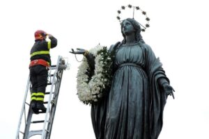 omaggio dei vigili del fuoco all'immacolata concezione