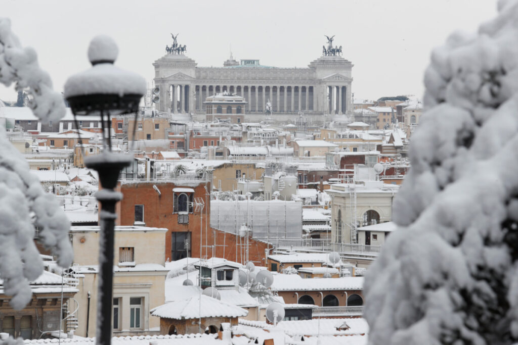 Roma imbiancata dalla neve, sullo sfondo il Vittoriano