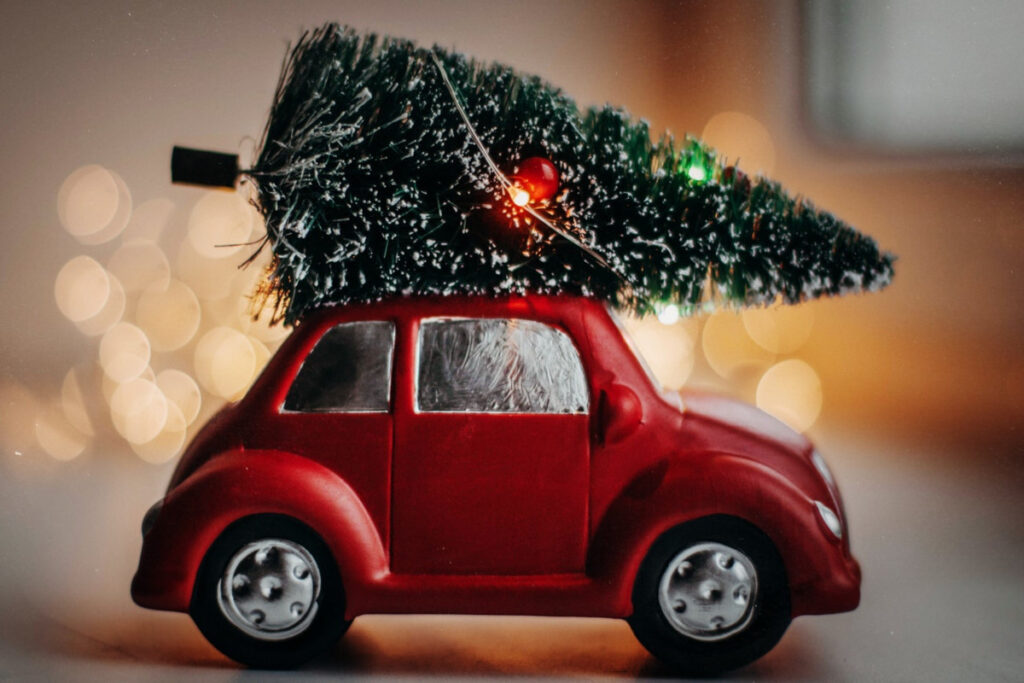 automobile giocattolo con albero Natale