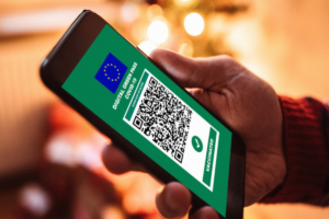 green pass nello smartphone tenuto in mano con Qr code