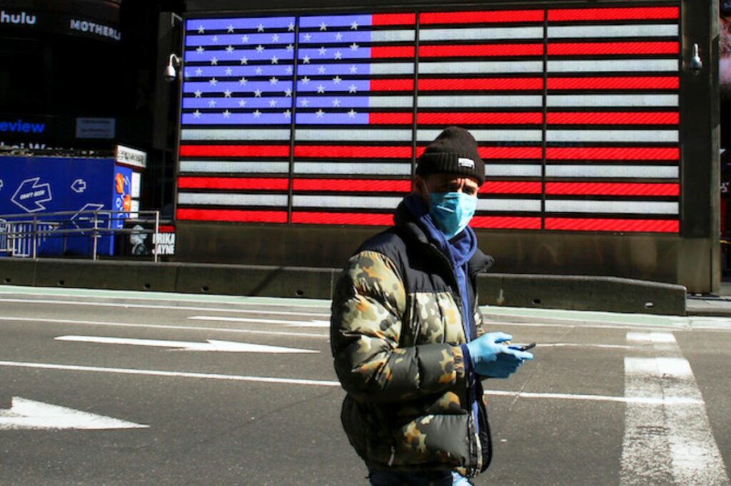 Uomo con la mascherina e la bandiera americana