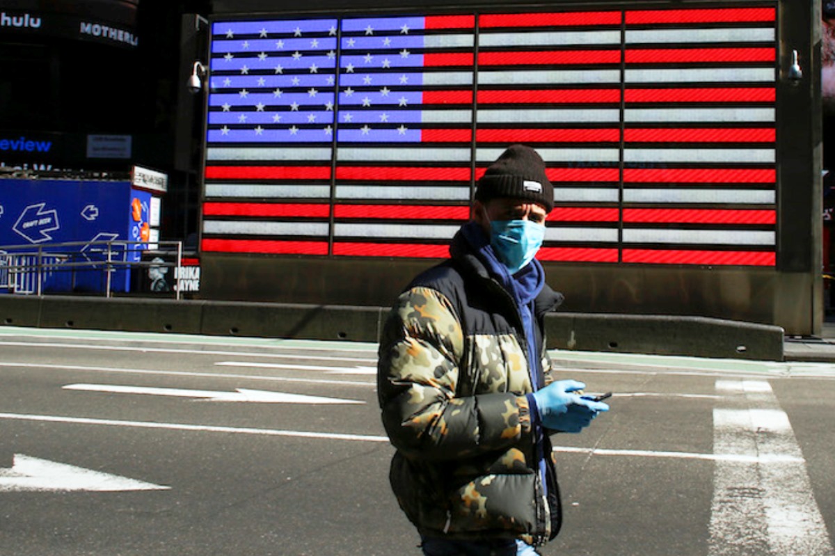 Uomo con la mascherina e la bandiera americana