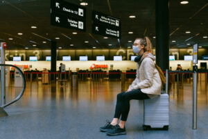 quarantena Italia, ragazza aeroporto con mascherina