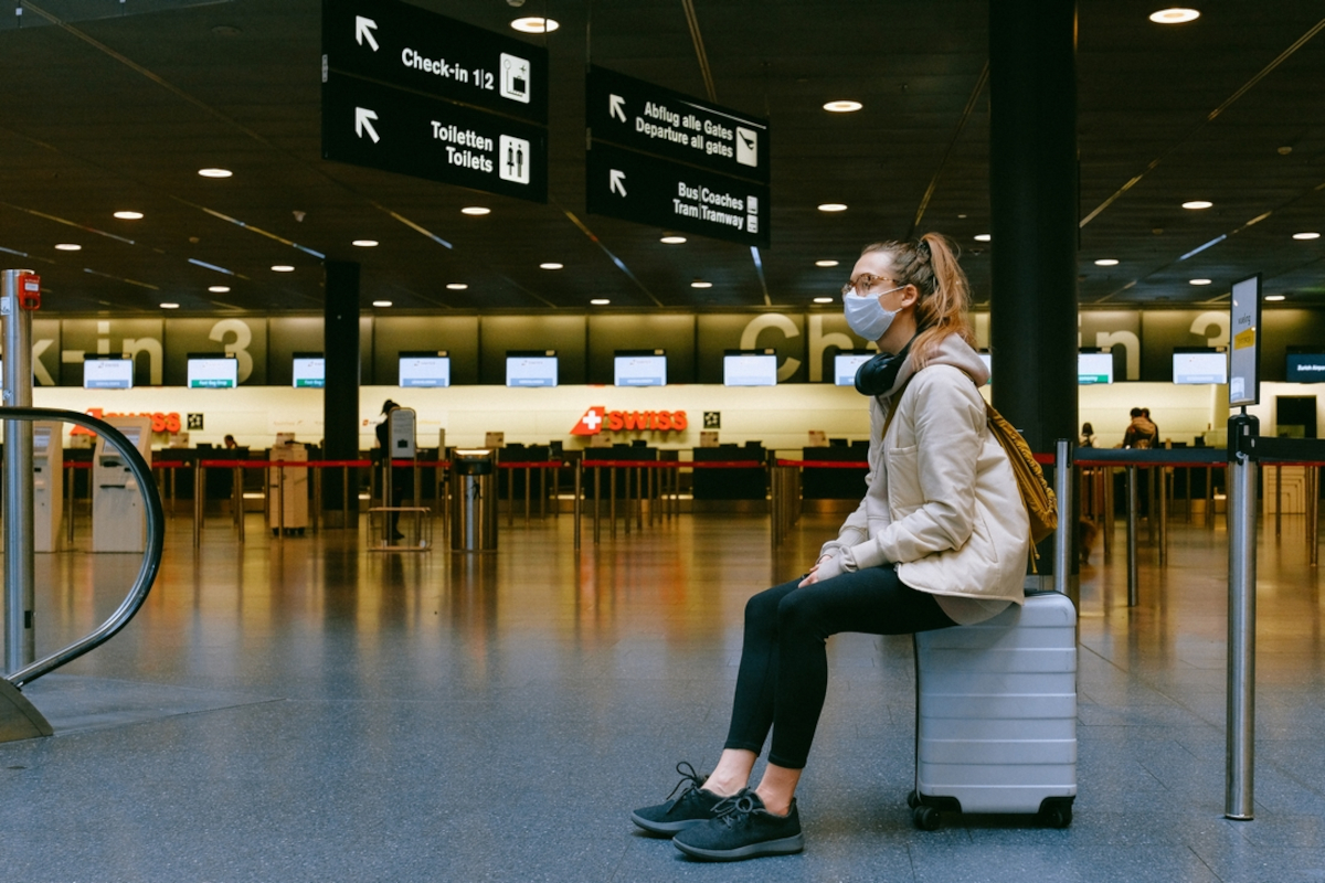 quarantena Italia, ragazza aeroporto con mascherina
