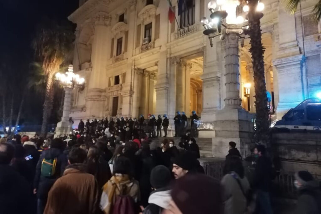 Roma, scontri tra polizia e studenti dopo la morte Lorenzo Peralli, il 18enne friulano morto nell'ultimo giorno dell'alternanza scuola-lavoro