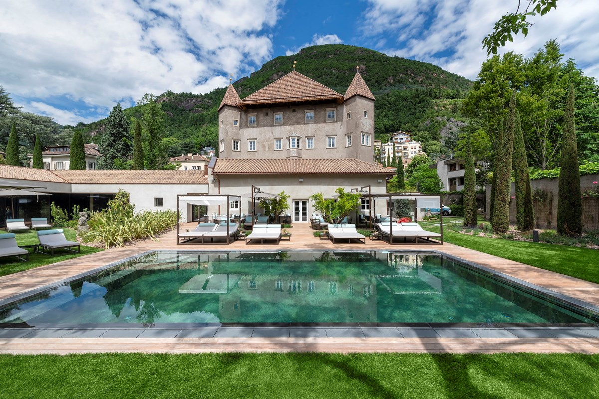 Castel Hortenberg veduta fronte con piscina
