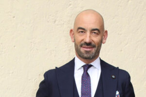Matteo Bassetti sorridente in giacca e cravatta
