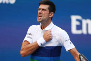Novak Djokovic in campo esulta al termine di un match
