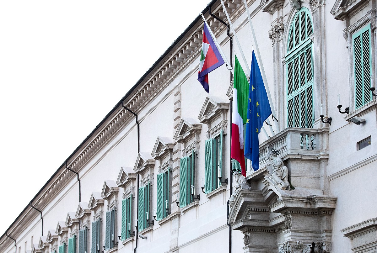 Palazzo del Quirinale, bandiere a mezz'asta