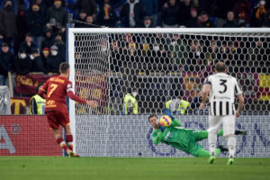 Il tiro dal dischetto di Pellegrini e la parata di Szczesny, che gli nega il 4-4