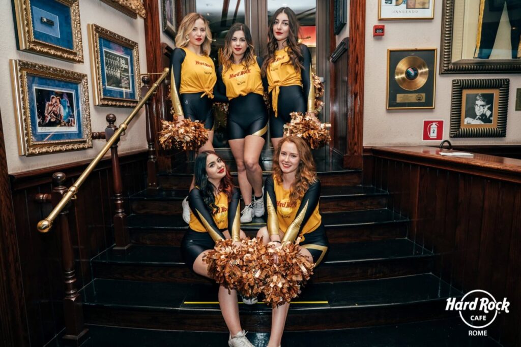 Hard Rock Cafe, le cheerleader sulle scale