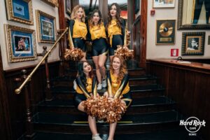 Hard Rock Cafe, le cheerleader sulle scale