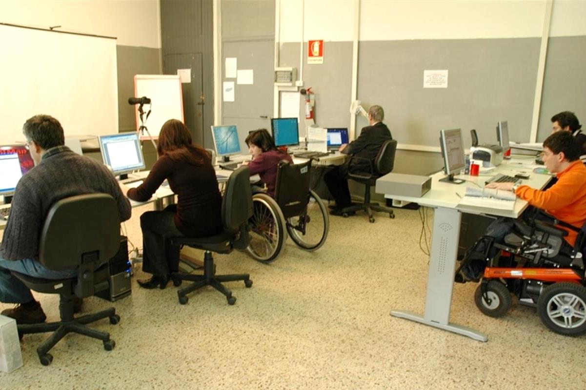 Lavoratori con disabilità al computer