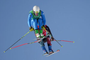 L'atleta azzurro di ski cross Simone Deromedis in azione