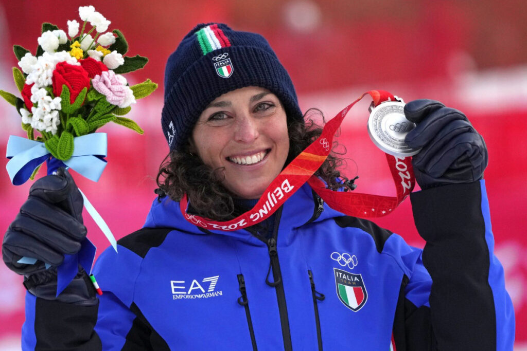 La sciatrice azzurra Federica Brignone con la medaglia d'argento al collo a Pechino 2022