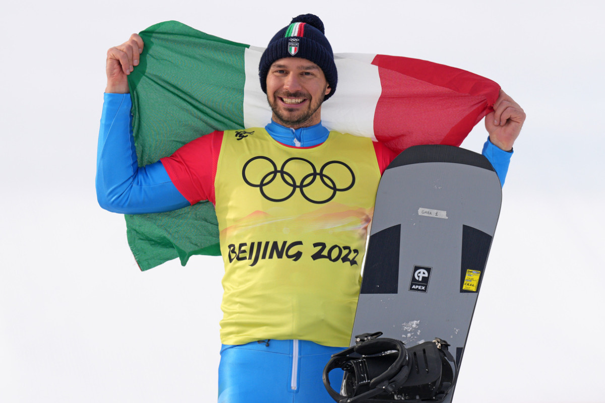 L'atleta Omar Visintin con la bandiera tricolore