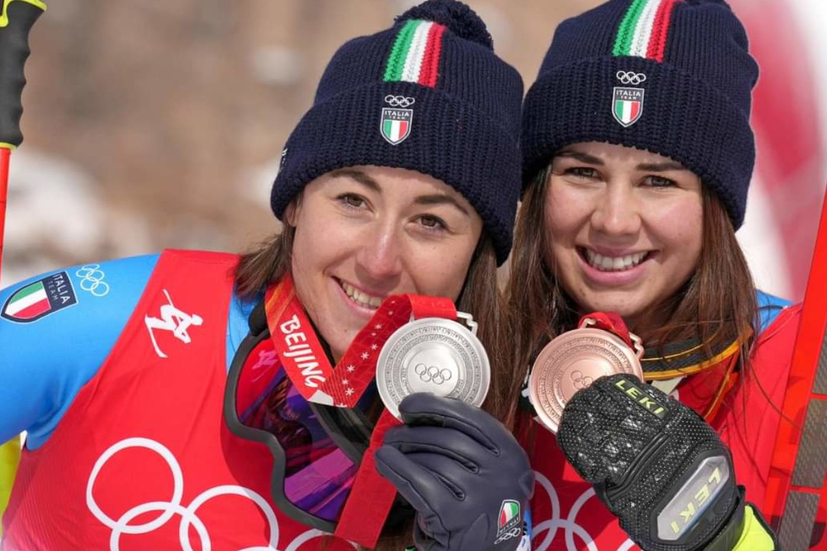 Le sciatrici Sofia Goggia e Nadia Delago con le medaglie olimpiche
