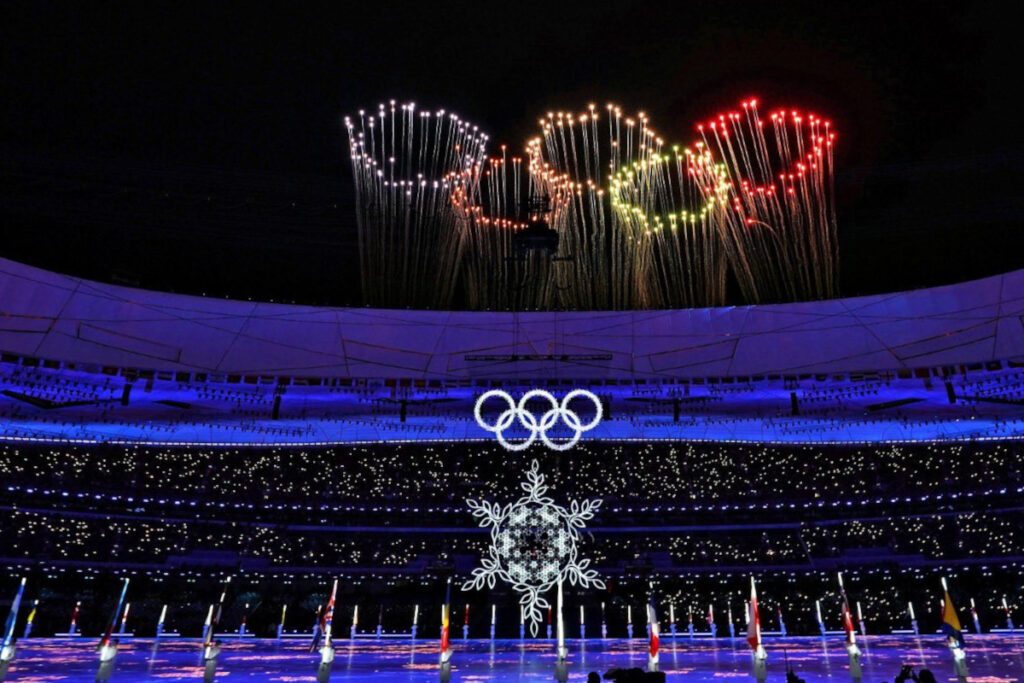 Fuochi d'artificio a cinque cerchi nello stadio olimpico di Pechino