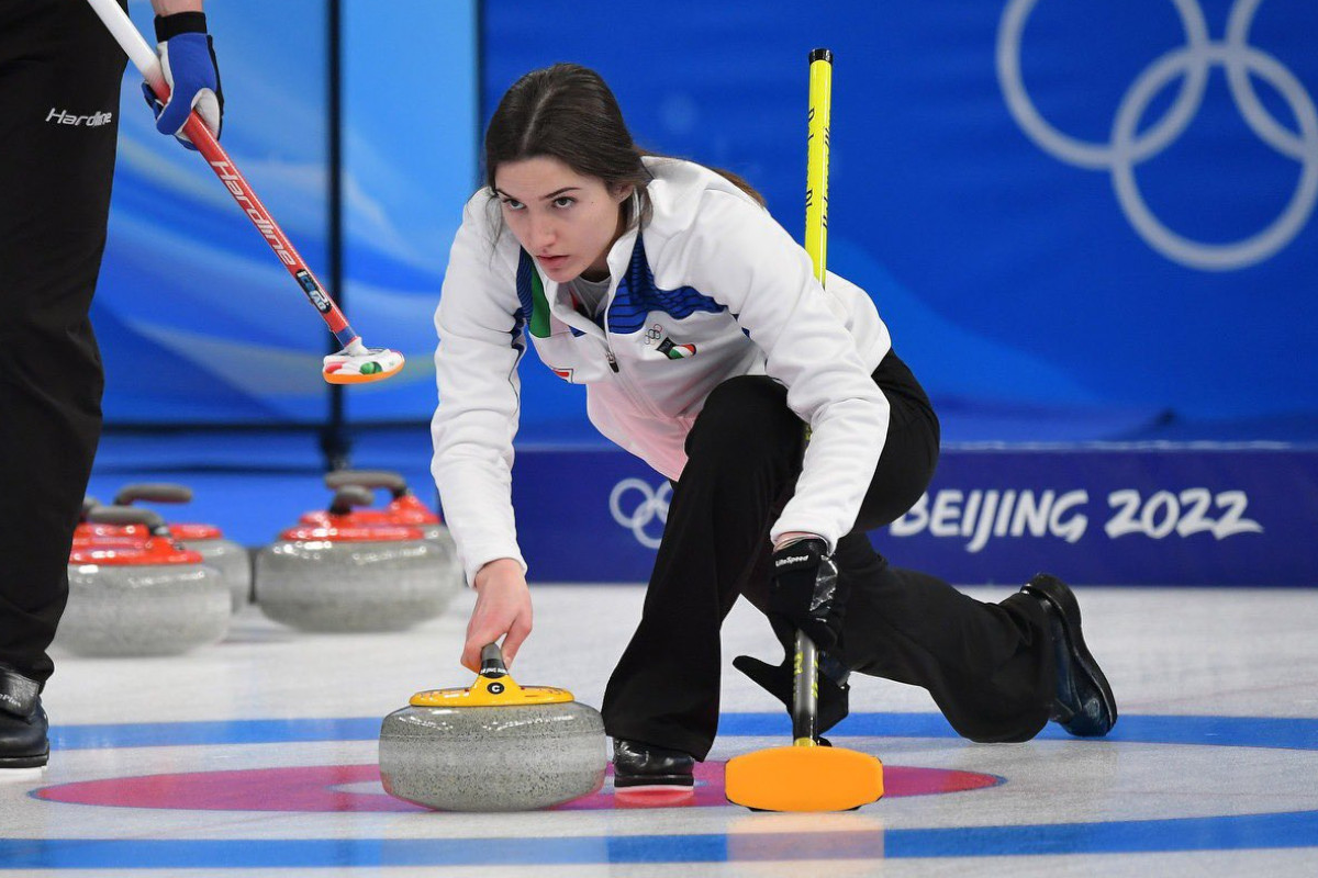La giocatrice di curling Stefania Constantini in azione a Pechino 2022
