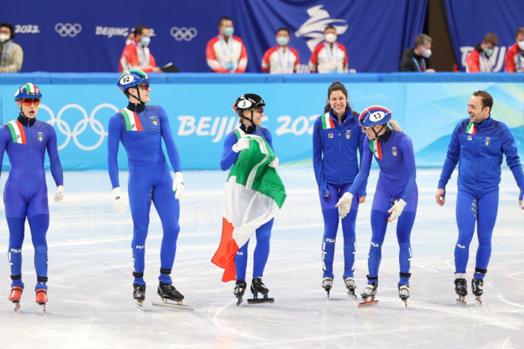 Gli azzurri della staffetta mista short track con il tricolore in mano dopo la gara
