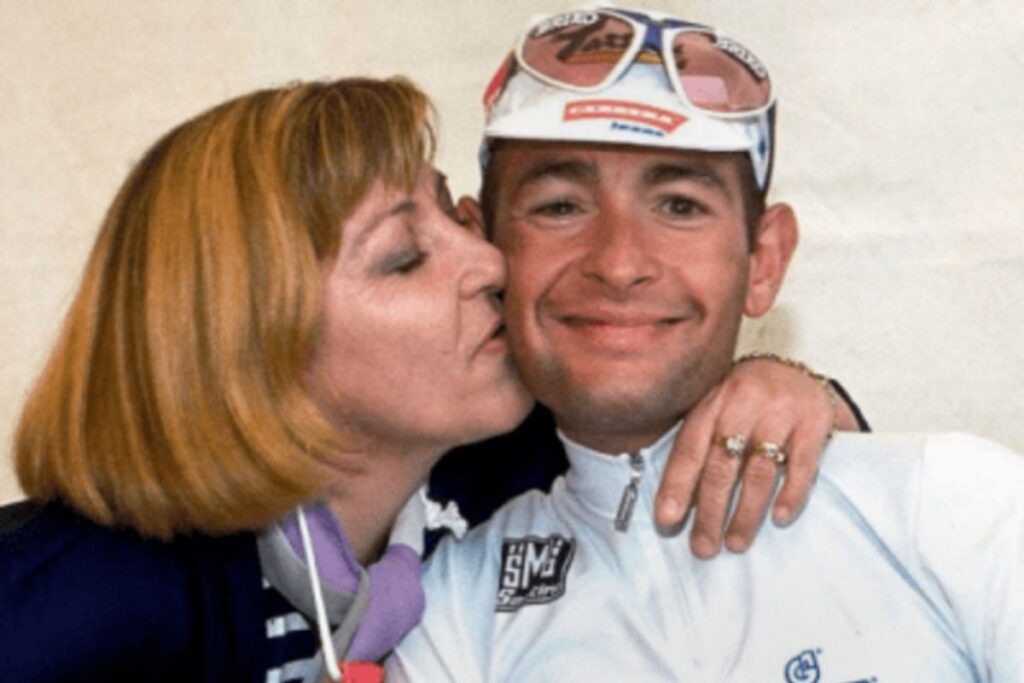 Tonina Belletti bacia sulla guancia il figlio, Marco Pantani