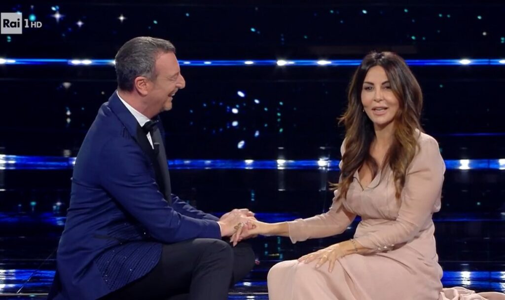 Sanremo 2022, Amadeus e Sabrina Ferilli seduti sulle scale