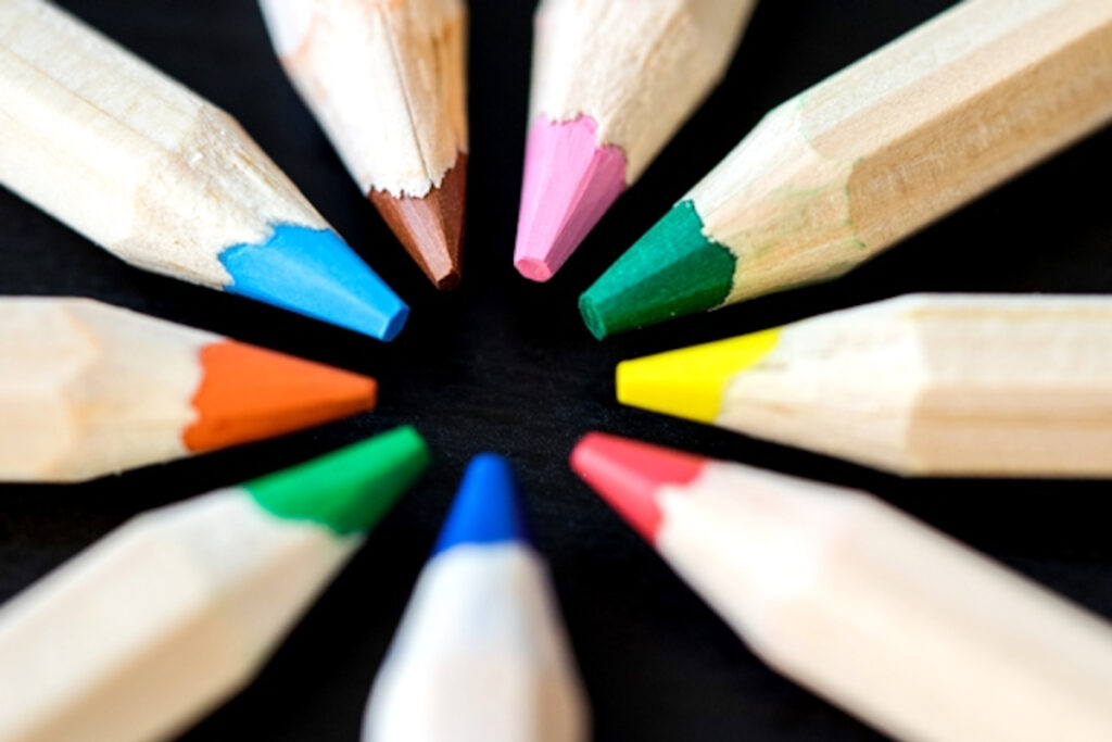 Scuola, matite colorate bambini su sfondo nero