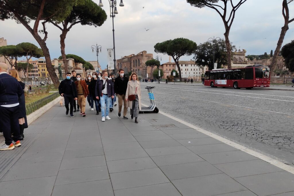 ragazzi indossano mascherine all'aperto