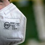 donna che indossa mascherina ffp2