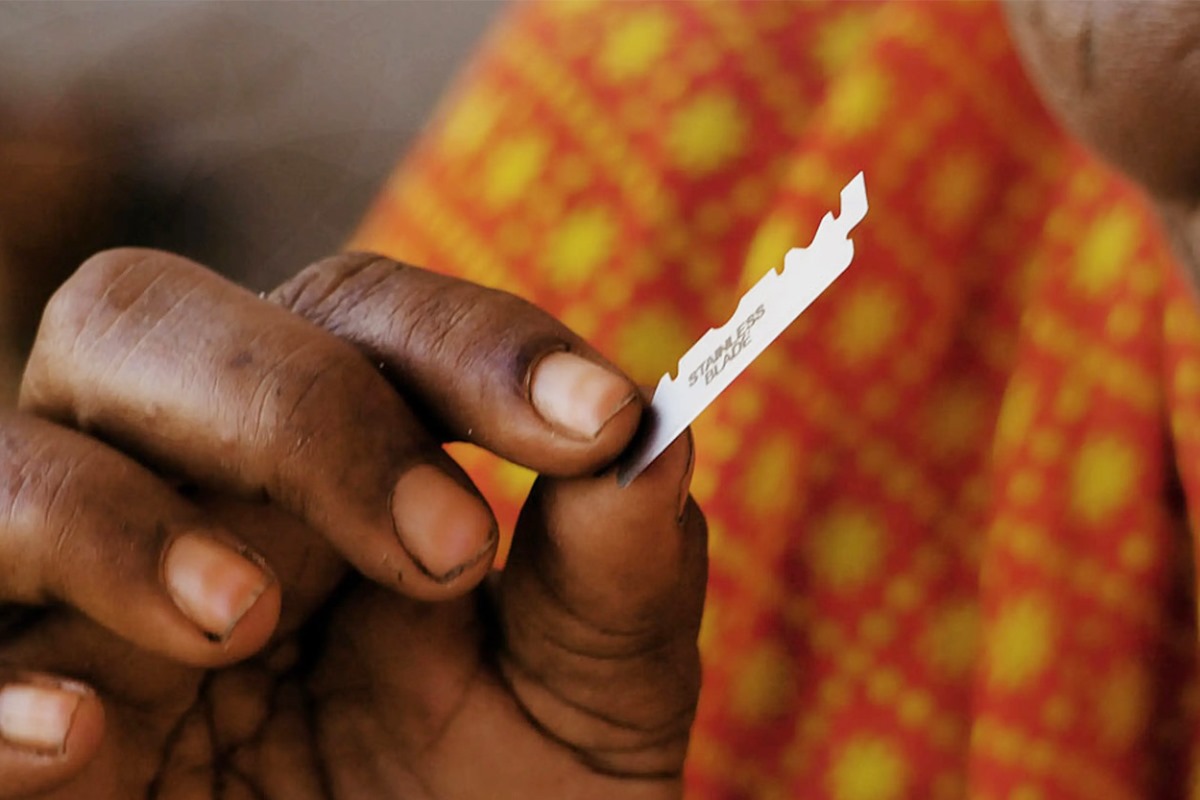 Lama tra le mani per le mutilazioni genitali