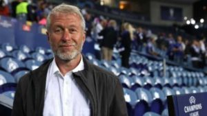 Roman Abramovich in piedi sorridente