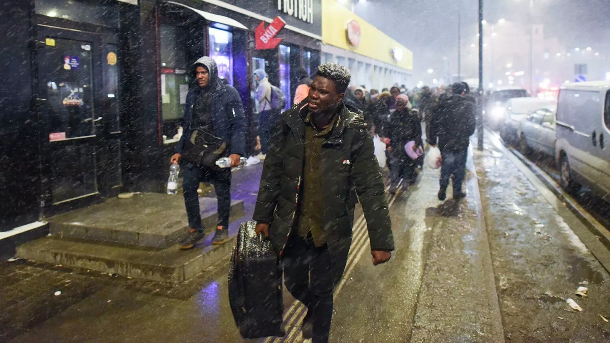 Cittadini africani cercano di fuggire dall'Ucraina dalla stazione di Leopoli