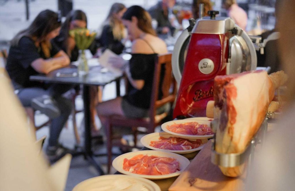 Ragazzi che degustano prosciutto San Daniele