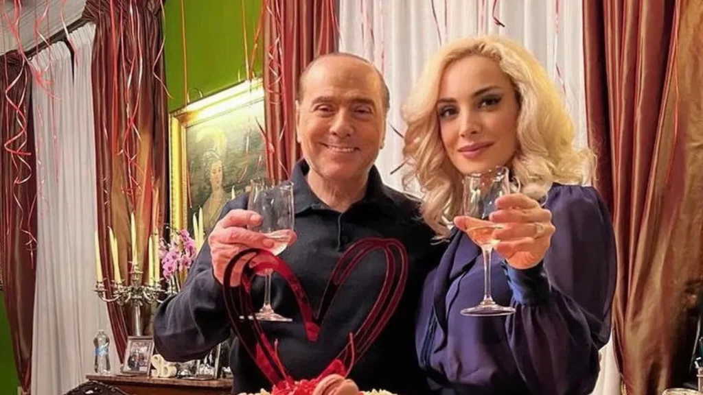 Silvio Berlusconi e Marta Fascina durante un brindisi