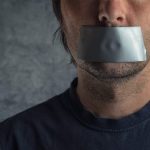 Bavaglio alla libertà d’espressione