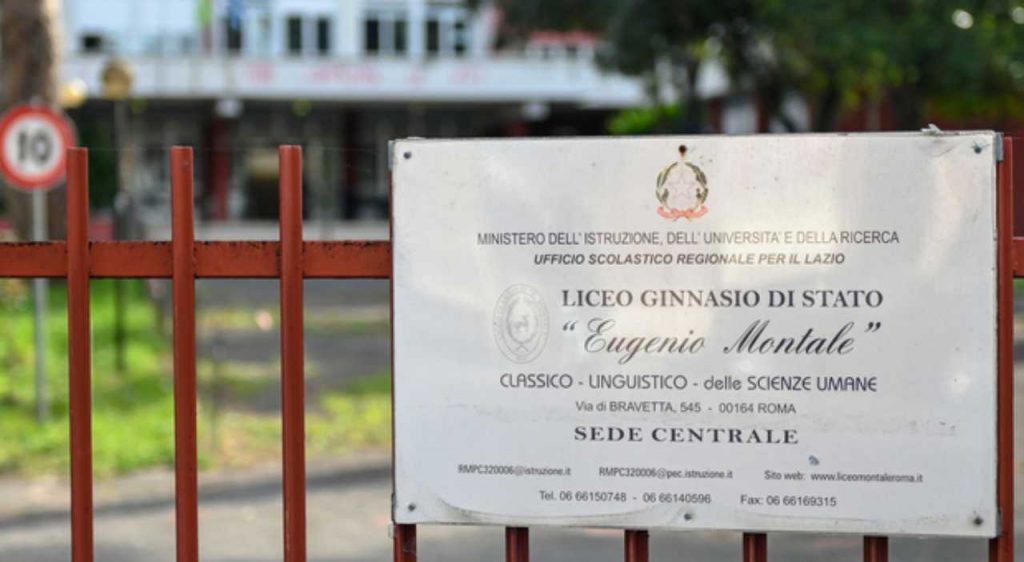 Liceo Montale, targa all'ingresso